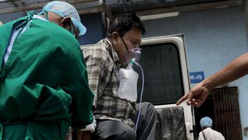 Kolkata (India), 01/05/2021.- Health workers attend a suspected COVID-19 patient (C) outside a hospital in Kolkata, India, 01 May 2021. The West-Bengal state government imposed a one-month partial lockdown to curb the spread of COVID-19. The country has r