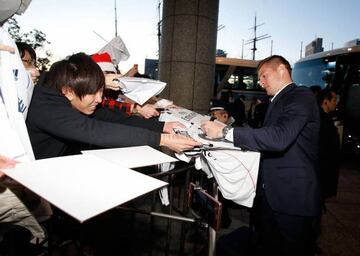 Kroos atendiendo a los aficionados.