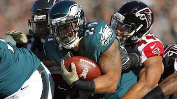 PHILADELPHIA, PA - NOVEMBER 13: Ryan Mathews #24 of the Philadelphia Eagles runs for a first down and is tackled by Vic Beasley Jr. #44 of the Atlanta Falcons in the first quarter during a game at Lincoln Financial Field on November 13, 2016 in Philadelphia, Pennsylvania.   Rich Schultz/Getty Images/AFP
 == FOR NEWSPAPERS, INTERNET, TELCOS &amp; TELEVISION USE ONLY ==