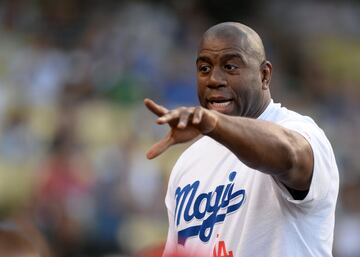 Otro basquetbolista bueno para los negocios es Earvin 'Magic' Johnson, quien en 2012 se hizo uno de los tres dueños de los Dodgers de Los Angeles por 2 mil millones de dólares, cifra récord para una compra de un equipo de beisbol. A pesar de la inversión, los Dodgers no han podido conquistar la Serie Mundial, la cual llevan buscando desde 1988.