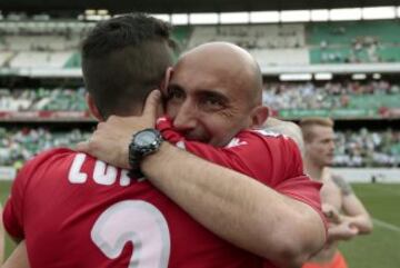 Los jugadores del Sporting de Gijón celebran el ascenso a primera división tras el partido de Liga Adelante que han jugado contra el Betis hoy en el estadio Benito Villamarín de Sevilla.
