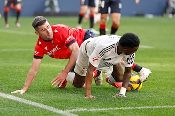 El jugador del Osasuna, Areso, pelea un baln en el rea con el jugador del Real Madrid, Vinicius. 

 