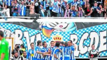 <b>EL ÉXTASIS. </b>Jugadores y afición blanquiazul celebran en completa unión los goles al Betis, el domingo.