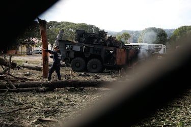 Un bombero da órdenes junto a una unidad antiaérea destruida en la base aérea militar de La Carlota, después de que Estados Unidos atacase a Venezuela.
