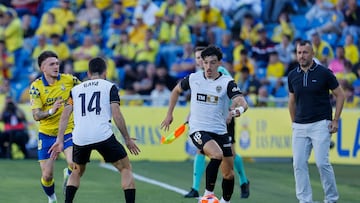 El delantero del Valencia Diego L¨®pez (d) dirige el bal¨®n durante el partido de LaLiga de f¨²tbol que UD Las Palmas y Valencia CF disputan este s¨¢bado en el Estadio de Gran Canaria.