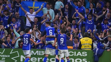 Los jugadores del Real Oviedo pudieron celebrar los dos goles delante su afición.