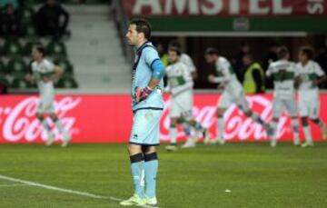 1-0. Toño, abatido tras el primer gol de Damián Suárez.