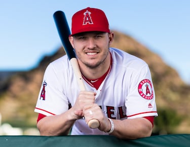 El jardinero estadounidense se convirtió en 2019 en el beisbolista con el mayor contrato de la historia de este deporte después de renovar su contrato con Los Angeles Angels por una década a cambio de 430 millones. El jugador, sin entender de presión, ganó el MVP en dicha temporada.