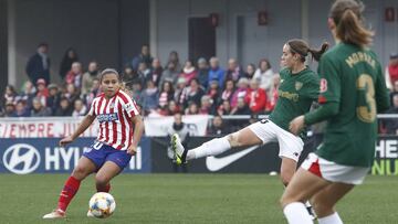 Leicy Santos, del Atl&eacute;tico, ante dos jugadoras del Atheltic. 