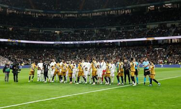 Saludo inicial entre los dos equipos.