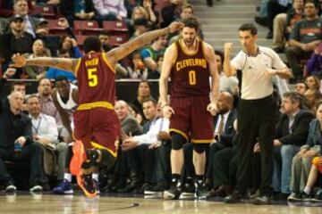 Kevin Love celebra un 3+1.