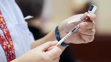 Una trabajadora sanitaria sostiene una jeringuilla con la segunda dosis de la vacuna de Pfizer-BioNTech contra la Covid-19.