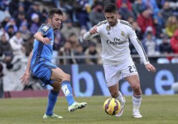 Isco, del Real Madrid y Pablo Sarabia del Getafe, durante el partido de la decimonovena jornada de la Liga BBVA.