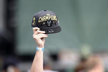 La gorra de los campeones en lo alto de la multitud.