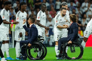 El Real Madrid realiz un homenaje a los atletas que fueron medallistas en los pasados Juegos Paralmpicos disputados en Pars. 

 EFE/Zipi Aragn
