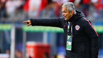 PORTO ALEGRE, BRAZIL - JULY 03: Coach of Chile Reinaldo Rueda gestures from the sidelines during the Copa America Brazil 2019 Semi Final match between Chile and Peru at Arena do Gremio on July 03, 2019 in Porto Alegre, Brazil. (Photo by Chris Brunskill/Fantasista/Getty Images)