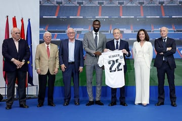 El defensa alemán ha sido presentado como nuevo jugador del Real Madrid de la mano del presidente Florentino Pérez.  
