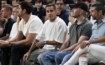 Thibaut Courtois y Lucas Vázquez durante el duelo del Real Madrid de Baloncesto y los Dallas Mavericks.