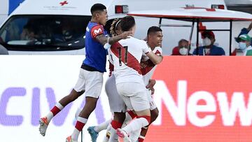 BARRANQUILLA, COLOMBIA - JANUARY 28: Edison Flores of Peru celebrates with teammates after scoring the first goal of his team during a match between Colombia and Peru as part of FIFA World Cup Qatar 2022 Qualifiers at Roberto Melendez Metropolitan Stadium