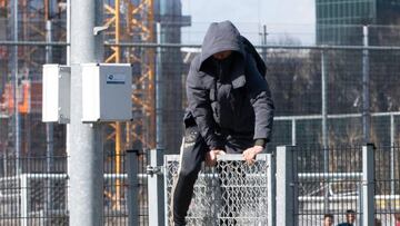 De Jong salta la valla de un campo en Holanda para entrenarse en solitario antes de que el Gobierno del país endureciera las medidas de confinamiento.