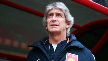 Manuel Pellegrini dirigiendo en China.