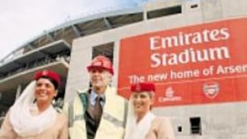 <b>HISTÓRICA POSTAL. </b>Wenger posó bajo el nuevo estadio del Arsenal.