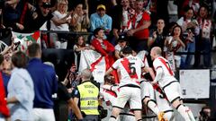 2-0. Fran García celebra el segundo gol con sus compañeros en una de las esquinas del estadio de Vallecas.