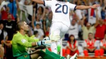 Higuaín celebra su gol ante Valdés.