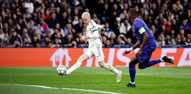 3-0. El brasileño se gira y asiste a Franco Mastantuono dentro del área que con la derecha, cruza el balón, raso, para batir a Philipp Kön.