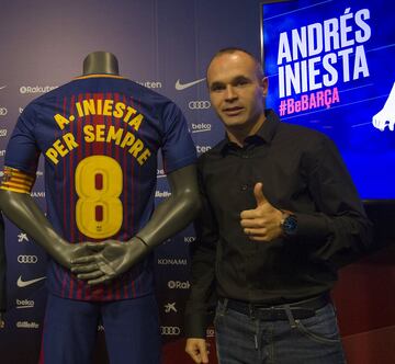 El acto de renovación de por vida de Iniesta con el Barça