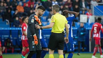 Sivera of Alaves in action during the Santander League (LaLiga) match played in Mendizorroza Stadium between CD Alaves and Atl&Atilde;&copy;tico de Madrid in Vitoria, Spain, at Abr 29th 2018. Photo: UGS VISION / AFP7