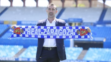 Juan Carlos Carcedo posa con una bufanda del Real Zaragoza en su presentaci&oacute;n en La Romareda.