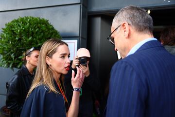 La actriz inglesa dialogando con Stefano Domenicali, actual presidente y consejero delegado de la Frmula 1, expresidente ejecutivo de Lamborghini y exdirector deportivo de la Scuderia Ferrari.