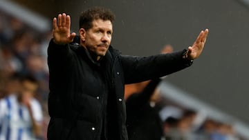 El técnico del Atlético de Madrid Diego Pablo Simeone reacciona durante el encuentro contra la Real Sociedad.