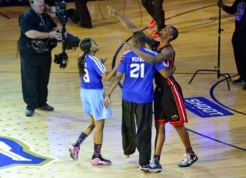 Dominique Wilkins y Swin Cash (Chicago Sky) celebran el triunfo junto a Chris Bosh.