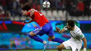 Futbol, Chile vs Uruguay.
Clasifictorias al Mundial de Catar 2022.
El jugador de la seleccion uruguaya Sebastian Coates,  derecha, disputa el balon con Benjamin Brereton de Chile durante el partido clasificatorio al mundial de Catar 2022 realizado en el estadio San Carlos de Apoquindo en Santiago, Chile.
29/03/2022
Andres Pina/Photosport

Football, Chile vs Uruguay.
2022 Qatar Worldcup Championship qualifiers.
Uruguay's player Sebastian Coates, right, vies for the ball against Benjamin Brereton of Chile during the 2022 World Cup qualifier match held at the San Carlos de Apoquindo stadium in Santiago, Chile.
29/03/2022
Andres Pina/Photosport