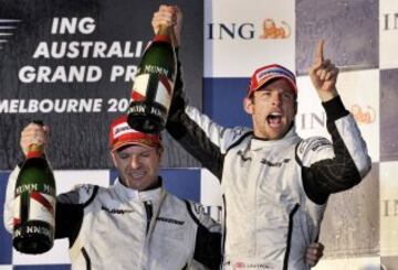 Jenson Button celebra junto a Rubens Barrichello la victoria en el GP de Australia en 2009.