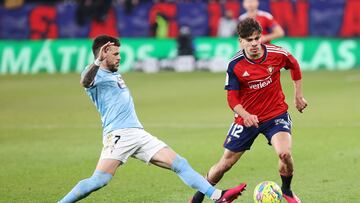 Abde pelea un balón con Carles Pérez.