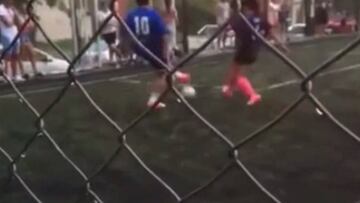 Maradona, en su salsa: cañito de genio en la cancha del barrio