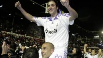 <b>ALIRÓN EN PAMPLONA. </b>Cannavaro sube a hombros a Higuaín, que marcó el gol del triunfo.