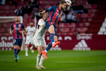 El central del Huesca repite por segunda semana consecutiva en el once y vuelve a ser fundamental para su equipo con otro gol. Remate de cabeza a la salida de un córner. Un tanto clave que sirvió para empatar contra el Albacete, rival por la permanencia de los altoaragoneses.
