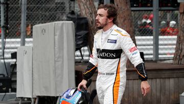 Fernando Alonso tras abandonar en M&oacute;naco. 