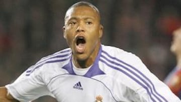 <b>BESTIAL.</b> J¨²lio Baptista logr¨® el gol de la victoria y complet¨® un gran partido.