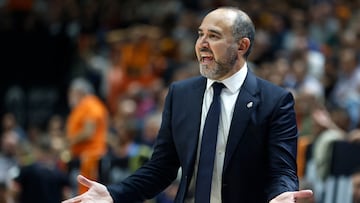 VALENCIA, 14/11/2023.- El entrenador del Real Madrid, Chus Mateo, durante el encuentro de la jornada 8 de la EuroLiga entre Valencia Basket y Real Madrid, este martes en el pabellón de la Fuente de San Luis, en Valencia. EFE/ Miguel Ángel Polo