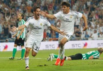 Real Madrid - Betis. 2-1 Morata e Isco celebran el segundo gol.