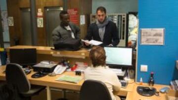 Koné y uno de sus abogados presentan la demanda.