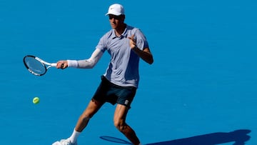 MASON, OHIO - AUGUST 14: Jannik Sinner of Italy returns. a shot to Felix Auger-Aliassime of Canada during the Cincinnati Open at Lindner Family Tennis Center on August 14, 2025 in Mason, Ohio. Matthew Stockman/Getty Images/AFP (Photo by MATTHEW STOCKMAN / GETTY IMAGES NORTH AMERICA / Getty Images via AFP)
