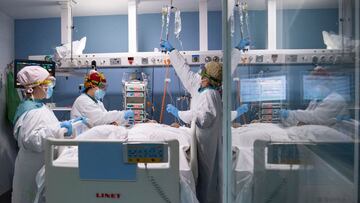 sociedad 24-25. El personal sanitario atiende a un paciente con covid-19 en la UCI del Hospital del Mar de Barcelona, este mi&Atilde;&copy;rcoles.
