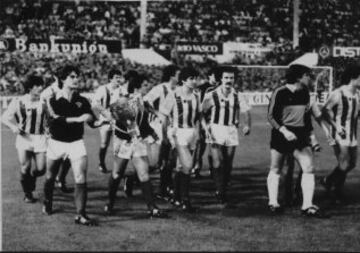 Por primera vez en su historia, el conjunto txuri-urdin logr¨® ganar la Liga y lo hizo por dos veces seguidas en los ochenta (81 y 82). Un gol de Zamora en el descuento en El Molin¨®n supuso la primera. Era una Real de leyenda con Arconada, Kortabarria, Alonso, Zamora, L¨®pez Ufarte, Satrustegui?