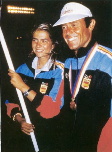 Una vez más en vela, España sumó un nuevo oro. En la imagen, José Luis Doreste aparece con su medalla de oro junto a la Infanta Cristina.